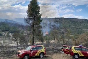 Estabilizado el primer gran incendio forestal del verano con 20 hectáreas quemadas en Morella - (foto 2) Estabilizado el primer gran incendio forestal del verano con 20 hectáreas quemadas en Morella - (foto 2)