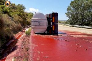 Bolca un camió amb químics i s'escampen per un barranc en un poble de València