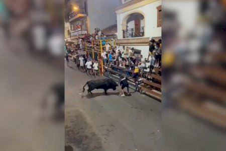 VIDEO | Con pronóstico reservado el joven herido tras la grave cogida en los ‘bous al carrer’ de Calp