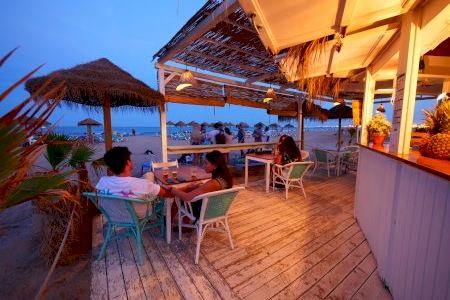 Un pueblo de Valencia se queda sin chiringuitos este verano: "Estamos molestos ante la falta de seriedad"