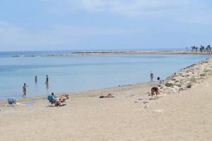 Alerta en una conocida playa de Dénia: dos bañistas heridos tras la agresión de un hombre armado