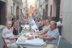 Más de 30 vecinos de la calle San Cayetano de Burriana celebran su tradicional 'Porrat'