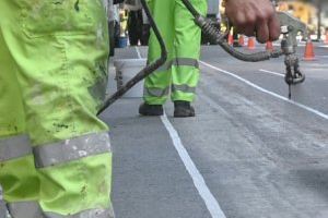 Mobilitat repinta la senyalització viària en diferents barris i reforça la seguretat viària de la plaça de la Marató - (foto 2)