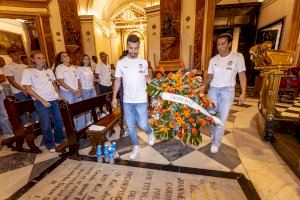 El Valencia CF y el Valencia CF Femenino realizan la tradicional ofrenda floral a la Virgen de los Desamparados El Valencia CF y el Valencia CF Femenino realizan la tradicional ofrenda floral a la Virgen de los Desamparados