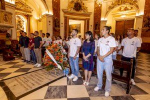 El Valencia CF y el Valencia CF Femenino realizan la tradicional ofrenda floral a la Virgen de los Desamparados - (foto 3) El Valencia CF y el Valencia CF Femenino realizan la tradicional ofrenda floral a la Virgen de los Desamparados - (foto 3)