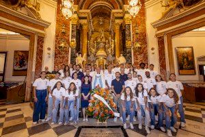 El Valencia CF y el Valencia CF Femenino realizan la tradicional ofrenda floral a la Virgen de los Desamparados - (foto 5) El Valencia CF y el Valencia CF Femenino realizan la tradicional ofrenda floral a la Virgen de los Desamparados - (foto 5)