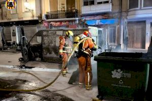 S'incendia un cotxe a Utiel i el foc s'estén a tendals, mobiliari urbà i cases pròximes - (foto 3) S'incendia un cotxe a Utiel i el foc s'estén a tendals, mobiliari urbà i cases pròximes - (foto 3)