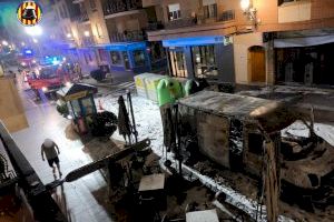 S'incendia un cotxe a Utiel i el foc s'estén a tendals, mobiliari urbà i cases pròximes - (foto 2) S'incendia un cotxe a Utiel i el foc s'estén a tendals, mobiliari urbà i cases pròximes - (foto 2)