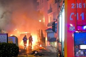 S'incendia un cotxe a Utiel i el foc s'estén a tendals, mobiliari urbà i cases pròximes S'incendia un cotxe a Utiel i el foc s'estén a tendals, mobiliari urbà i cases pròximes