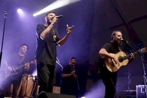 El ritme flamenc-pop de Raule posa en peus a Burriana