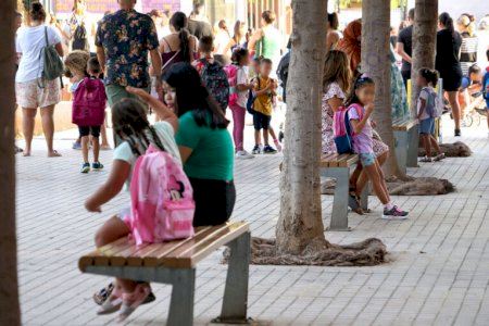Cerca de dos mil setecientos escolares han regresado hoy a las aulas en Benetússer