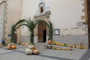La curiosa tradición que esconde un pueblo de Castellón: un arco adornado de frutos con una petición muy especial La curiosa tradición que esconde un pueblo de Castellón: un arco adornado de frutos con una petición muy especial