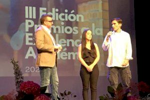 El ayuntamiento reconoce a 103 jóvenes de Torrevieja su esfuerzo y superación con los premios de excelencia académica - (foto 2) El ayuntamiento reconoce a 103 jóvenes de Torrevieja su esfuerzo y superación con los premios de excelencia académica - (foto 2)