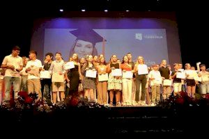 El ayuntamiento reconoce a 103 jóvenes de Torrevieja su esfuerzo y superación con los premios de excelencia académica - (foto 4) El ayuntamiento reconoce a 103 jóvenes de Torrevieja su esfuerzo y superación con los premios de excelencia académica - (foto 4)