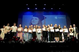 El ayuntamiento reconoce a 103 jóvenes de Torrevieja su esfuerzo y superación con los premios de excelencia académica El ayuntamiento reconoce a 103 jóvenes de Torrevieja su esfuerzo y superación con los premios de excelencia académica