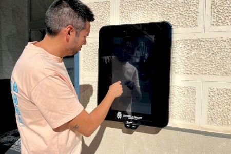 Turismo apuesta por la Inteligencia Artificial (IA) y la modernización del Tourist Info de Crevillent con la colocación de un tótem exterior
