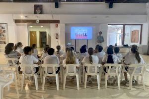 Sueca ha oferit tallers a la joventut per a identificar una addicció excessiva al mòbil i reconéixer fake news Sueca ha oferit tallers a la joventut per a identificar una addicció excessiva al mòbil i reconéixer fake news