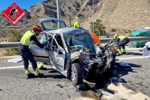 Una joven de 20 años fallece tras estrellarse de frente contra un camión en Orihuela - (foto 3) Una joven de 20 años fallece tras estrellarse de frente contra un camión en Orihuela - (foto 3)