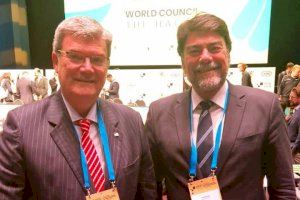 Barcala aboga en La Haya por mejorar la financiación, transparencia y control de los gobiernos locales