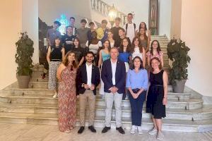 Vicent Sales y Cristian Ramírez dan la bienvenida a Castellón a un grupo de estudiantes franceses de intercambio Vicent Sales y Cristian Ramírez dan la bienvenida a Castellón a un grupo de estudiantes franceses de intercambio