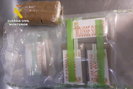 Golosinas, galletas y medicamentos con droga: Detectan una red de tráfico en el aeropuerto de Manises