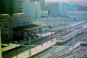 Antiga estació de tren de Castelló en funcionament fins a l'any 2000, amb uns combois de Rodalia estacionats Antiga estació de tren de Castelló en funcionament fins a l'any 2000, amb uns combois de Rodalia estacionats