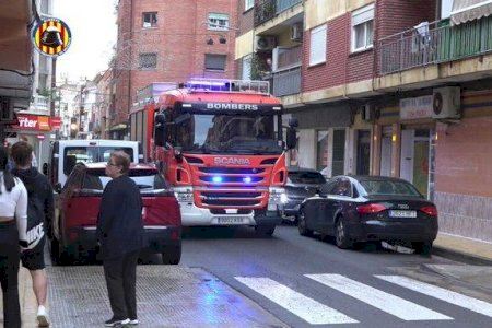 Cuatro intoxicados al arder un piso en el centro de Burjassot