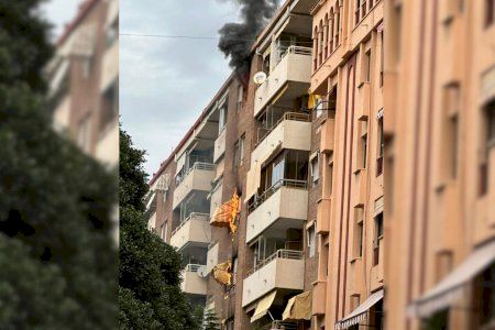 VÍDEO | Un quint pis crema al Campello i el foc s'expandix per la façana i els arbres del carrer