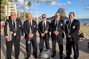 La Unión Musical homenajea a cinco músicos en su 50 aniversario como miembros de la banda en Calpe - (foto 3)