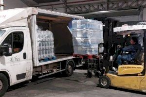 Voluntarios y empresas de Burriana aportando provisiones de agua