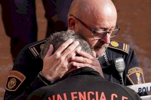L'esquinçadora imatge que deixa la DANA a València: l'abraçada d'un Policia a un veí després d'informar-lo de la mort de la seua germana