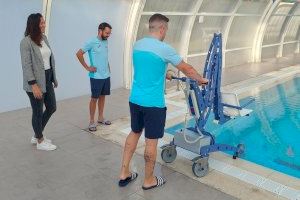 La Piscina Municipal de Altea incorpora a sus servicios una grúa acuática