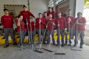 Alumnos de la Escuela Taller de Tetuán XIV fabrican herramientas de limpieza para los voluntarios que ayudan en la zona de la DANA