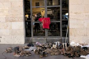Imagen a las puertas del Palau de la Generalitat