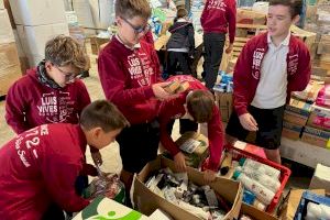 Alumnado de Sueca conoce de primera mano los trabajos de recepción y gestión de las ayudas que se recogen para los afectados por la DANA