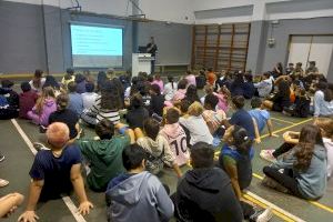 La Policía Local alerta al estudiantado del CEIP Cervantes de La Pobla de Farnals sobre los peligros de las redes sociales