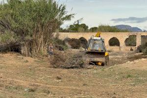 Elche inicia las labores de limpieza en el barranco de los Arcos