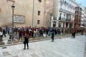 VÍDEO | Más de un centenar de personas se concentran en Les Corts ante la comparecencia de Mazón por la DANA - (foto 2)