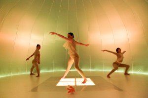 La Mostra Reclam inicia su quinta semana de representaciones con la recuperación de ‘TRES de Ballet Triàdic’ en el Paranimf de la UJI