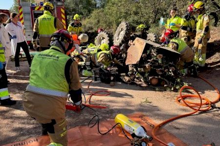 Un agricultor vuelca y queda atrapado bajo su tractor en L'Alcora Un agricultor vuelca y queda atrapado bajo su tractor en L'Alcora