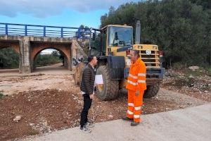 El Consorcio Provincial de Bomberos trabaja en Vinaròs en la reparación de los caminos afectados por la DANA