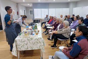 Olocau gaudeix d'una vesprada gastronòmica amb un taller d'aperitius saludables