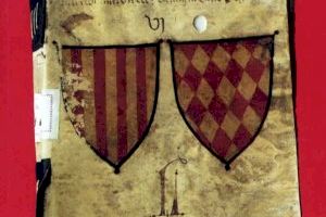 Escut real, concernent a Pere el Cerimoniós i escut dels Centelles, de Gilabert de Centelles i Montcada, en la potada d'un dels llibres de la Governación de Mallorca de Gilabert de Centelles entre 1348 i 1353 Escut real, concernent a Pere el Cerimoniós i escut dels Centelles, de Gilabert de Centelles i Montcada, en la potada d'un dels llibres de la Governación de Mallorca de Gilabert de Centelles entre 1348 i 1353