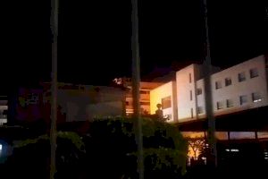 VÍDEO | Un incendi en un transformador obliga a evacuar una residència a Torrent