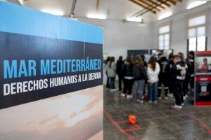 Jóvenes de l’Alfàs participan en un juego vivencial y se ponen en la piel de migrantes cruzando el Mediterráneo Jóvenes de l’Alfàs participan en un juego vivencial y se ponen en la piel de migrantes cruzando el Mediterráneo
