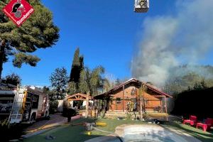 Un pavoroso incendio convierte en cenizas una casa de madera de Petrer