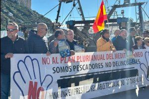 Los pescadores de Calp se concentran en rechazo al recorte de días de pesca
