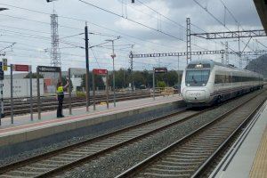 Tren circulando por la estación de Xàtiva