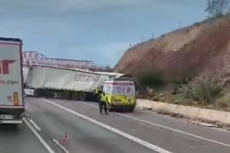 La bolcada d'un camió en l'A-7 provoca el tancament del carril dret a l'altura del Puig