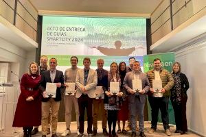 Canals recibe la Guía Smart City por parte de la Diputación de València y de AVAESEN